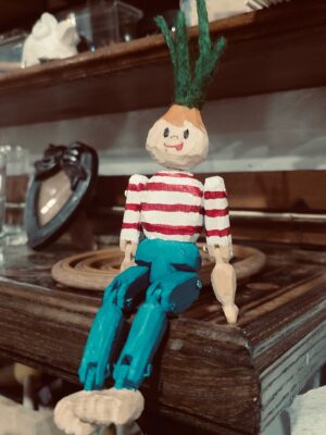 Деревянные изделия и куклы